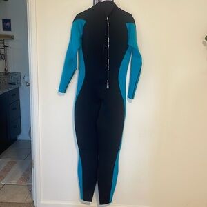 Women’s XXL wetsuit!! Brand new- used once. 3mm